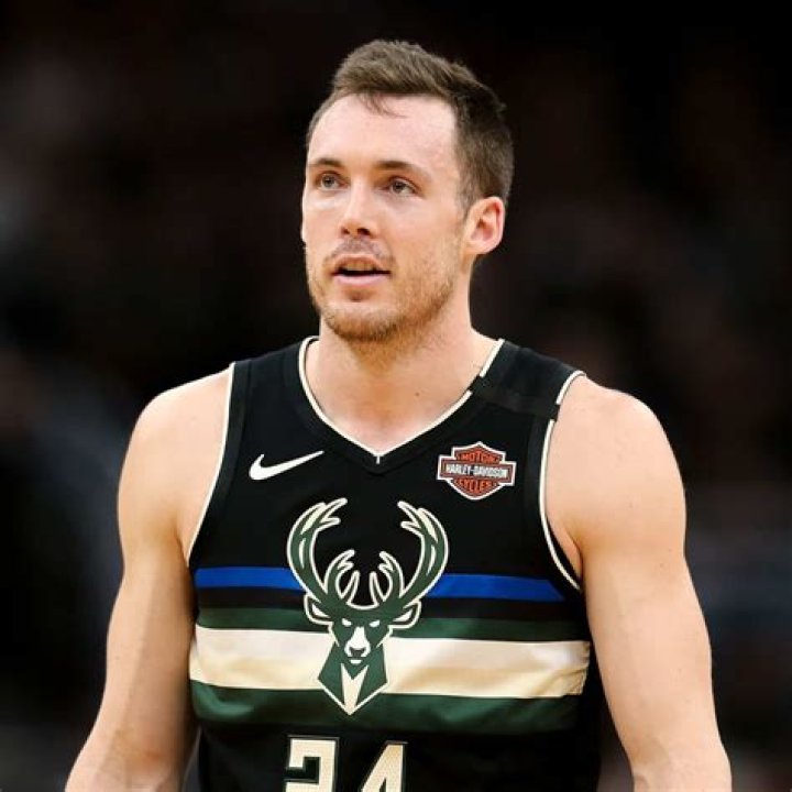 Is Pat Connaughton Married to Wife? Or Dating a Girlfriend?