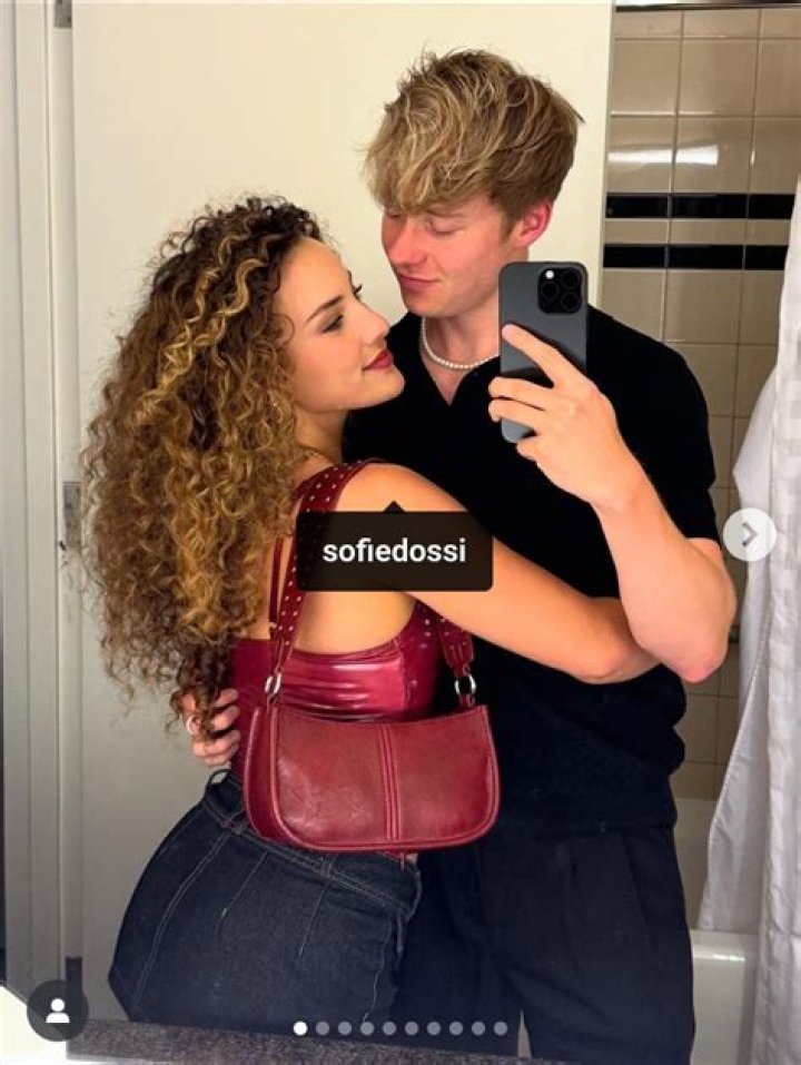 
Is Sofie Dossi Dead Or Alive? Age Parents And Instagram Bio – What Happened To Her? 