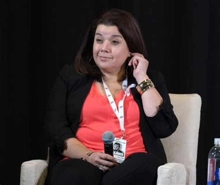 Rina Navarro Height, Weight, Net Worth, Age, Birthday, Wikipedia, Who, Instagram, Biography